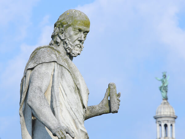 a statue depicting Galileo Galilei
